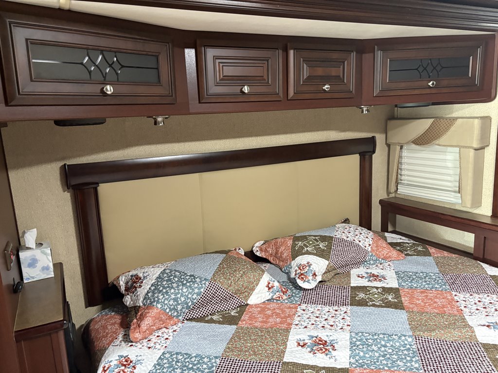 2011 Freightliner Xc Raised Rail Rear Engine Motor Home Chassis - $89,000